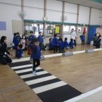右手をしっかりあげて渡っていたね！
