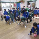 足を開いてボールを後ろのお友だちに渡します。がんばれ～！