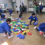 ブロック積み競争、早い、早い！はらはら・どきどき！