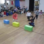 こあら・うさぎ・ひよこ組は、桃の花を拾ってお雛様たちに届けるゲームをしたよ！