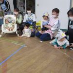 ひよこ組さんも、カブトをかぶったよ！