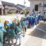 らいおん組がぱんだ組と手を繋いで歩いたよ！