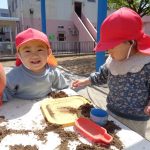 砂あそびだ～いすき！砂をぱらぱら入れて・・お料理中かな？