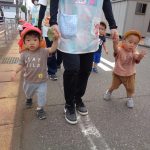 お手てを繋いで行ってきます♪ばいば～い！！