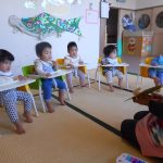 お帰りの会、みんな揃って座れるよ！・・絵本タイムが楽しみ～❤