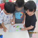 サイコロ当てゲーム・・・サイコロはどこに入ってるかな？