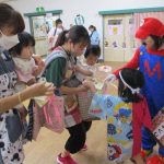 小さいお友だちもえんま堂の前でおみくじを引きました・・・大吉かな？