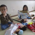 赤ちゃんにお布団をかけて・・とんとん・・だれの真似かな・・？😊