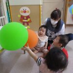 テーブルに風船をつけよ★・・手でポンポンすると跳ね返ってきてビックリしたね★