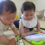 「ピアノのおもちゃ楽しい～」・・僕は「ワンワンのスティック‼」