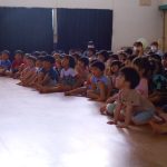 光るパネルシアターにみんな真剣に見入っています。
