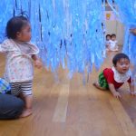 ひよこ組さんはたくさんの応援を受けながら、ハイハイで天の川をくぐってゴール♪