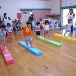 ぱんだ組さんはバランスを上手にとりながら、一本橋を渡って天の川に星を貼りに行きました。