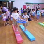 らいおん組さんとぞう組さんはペアになってカササギを運ぶリレーをしました。落とさずに次のペアに渡せるかな！？