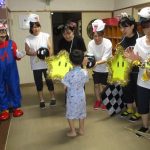 楽しい会も終わり・・・仮装した先生に見送られて　さようなら～!(^^)!