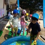 カップにお水をくんで、ジャー‼何度やっても楽しいな～♡