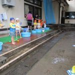 水鉄砲遠くまでとぶよ！見事命中！！