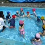 みんなで手をつないで・・・大きなお風呂の完成♪３・２・１ざっぶーん！！冷たーい！！