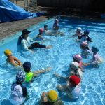 足をバチャ❕バチャ❕バチャ❕水しぶき、気持ちいいね✨