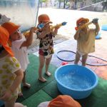 水鉄砲でよーくねらって、シュシュシュー！！