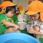 水をくんで、お友だちのカップにはいどうぞ♪