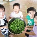 大きなボウルに枝豆‼　給食室から運べるかな☺