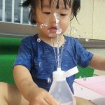 マヨネーズの空き容器に水を入れて押すよ！ピューッと噴水♫