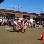 ４・５歳児親子競技・・・ヨッシーのたまごを落とさずバトンを繋げるかな～？