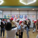 親子体操で“保護者の方に“たかいたかい”　をしてもらい、子どもたちは、にっこにこ(*^^*)