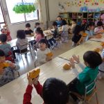 かぼちゃを持ってみたよ。硬くて、重いんだね～！