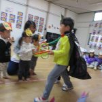 らいおん組さんが小さいお友だちに輪っかを渡してくれたよ！