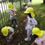 どんぐり拾いに夢中の子どもたち♪たくさん見つけたね♡