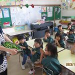 頑張って種取りをしたピーマン・・・「美味しい給食になりますよ～に♡」