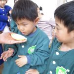 くんくん・・もち米の匂い「おもちの匂いがする～！」