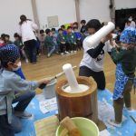らいおん組さんも杵を持って「よいしょ～！」