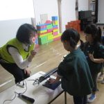 ブラックライトで確認中！！キレイに洗えたね！