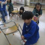 イスもピカピカに！おそうじ名人発見！！