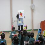 「鬼は外！福は内！」と言いながら豆をまき、心の中に住んでいる悪い鬼を退治するんだよ！