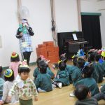 鬼はイワシの匂いとヒイラギのトゲが嫌いだから、鬼除けにお家の玄関に飾るといいんだよ！