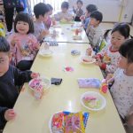 お菓子もジュースもおいしいね!(^^)!