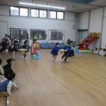 ぞう・らいおん組・・ペアになってリレー！お内裏様チームの勝ち～！！
