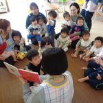 絵本の時間♪みんな大好き「だるまさんが～」を読み始めると、みんなマネっこ♡上手だね(*^-^*)