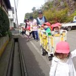 お散歩へしゅっぱーつ！先生と一緒に歩いたり、景色を眺めて楽しんだよ♪