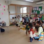 初めてのリトミック教室♪ピアノに合わせて手を叩いたり、体を動かしん楽しんでいます☺