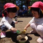 スコップで上手に砂をすくって…砂遊びに夢中～♪