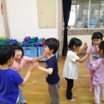 月２回のリトミック教室♫　３人組になって「トントン・パッ！！」ちょっとむずかしな～💦