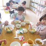 給食タイム♪食べることが大好きなりす組さん♡大きな口で食べて元気モリモリ‼
