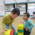 このブロックをこうやってくっつけて…　わぁ～！すごい✨