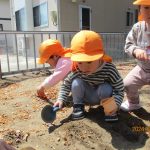 園庭遊びでは、スコップで穴を掘って幼虫探しに夢中です…👀