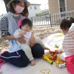 園庭にゴザを敷いて、遊んだよ🌸～お花見風～